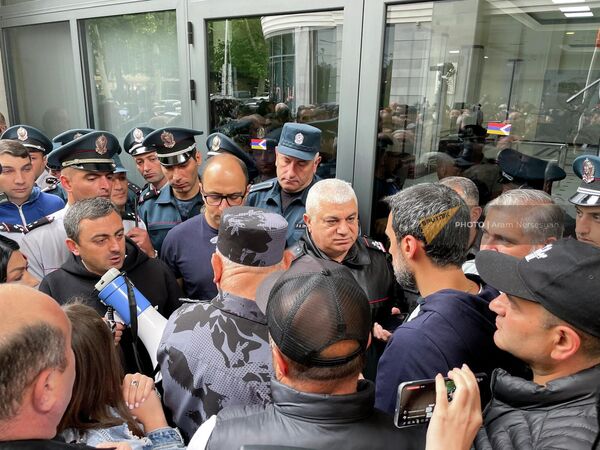 Депутаты от оппозиции ведут переговоры с с первым заместителем начальника полиции Арамом Ованнисяном  - Sputnik Армения