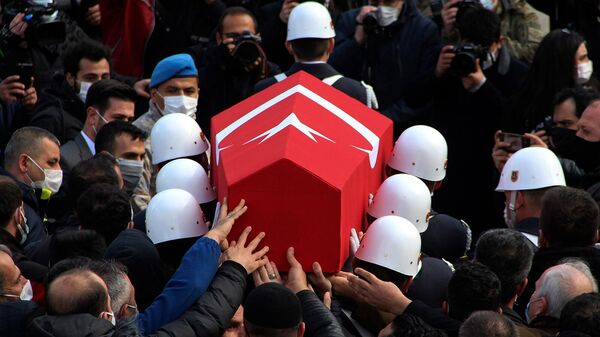 Турецкие солдаты несут задрапированный национальным флагом гроб убитого на севере Ирака турецкого солдата (15 февраля 2021). Эрзрум - Sputnik Армения