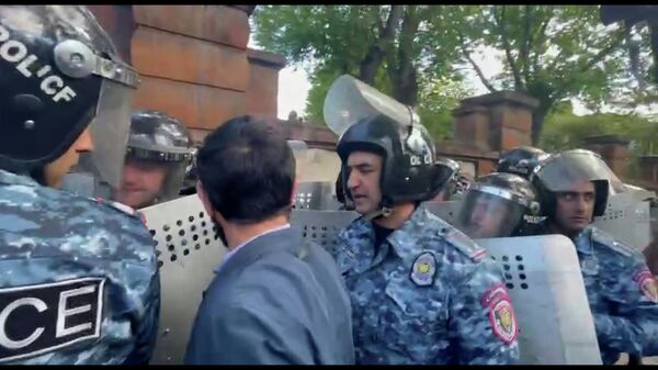 Стычка между полицейскими и оппозиционерами у резиденции президента Армении - Sputnik Армения