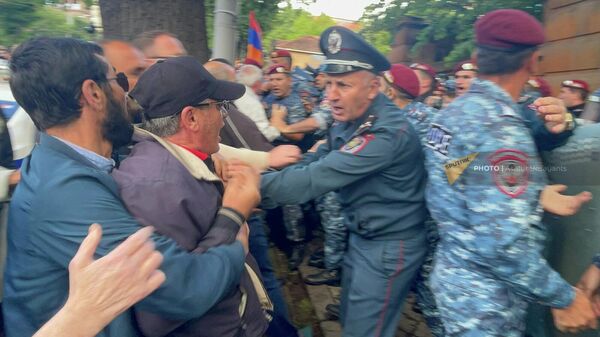 Стычки между активистами и полицией перед зданием резиденции президента (25 мая 2022). Еревaн - Sputnik Армения