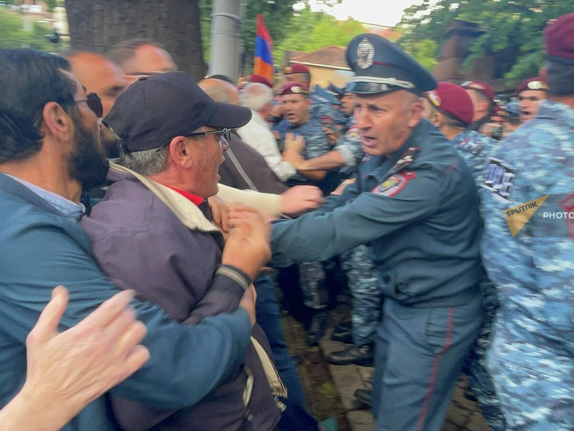 Что творится в армении. Полиция Армении. Армения сейчас. Протесты Армении 2022 полиция. Милиция и полиция.