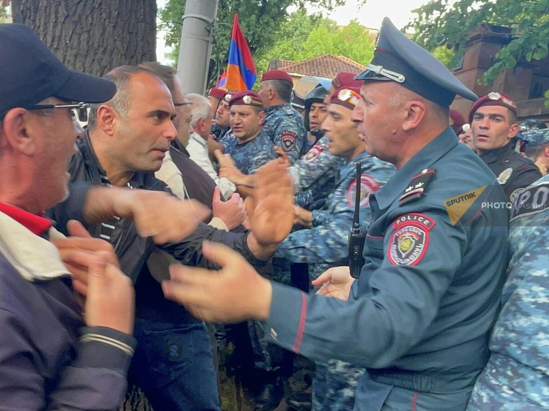 Последние новости армении сегодняшний. Оппозиция Армении. Митинг в Ереване. Полицейские Армении. Армяне в России.