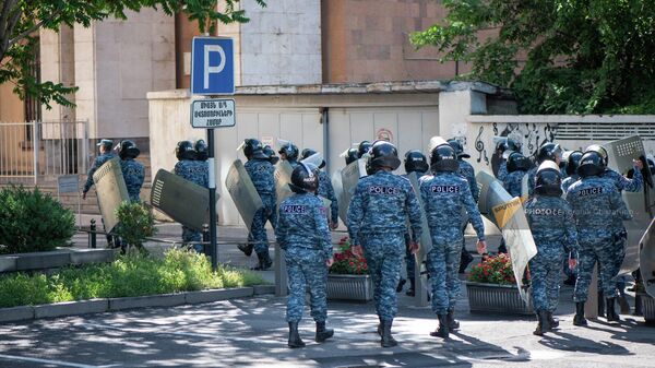 Сотрудники полиции покидают оцепление перед зданием Конституционного суда Армении (25 мая 2022). Еревaн - Sputnik Армения