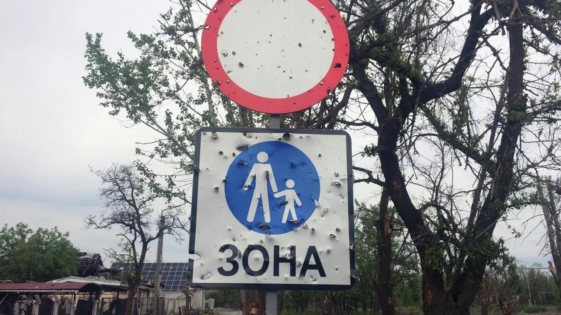 Дорожный знак на проспекте Победителей в Рубежном - Sputnik Армения, 1920, 25.05.2022
