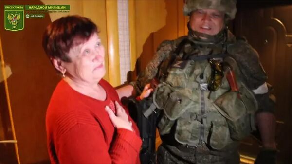 Офицер НМ ЛНР встретился с мамой в освобожденном Светлодарске - Sputnik Армения