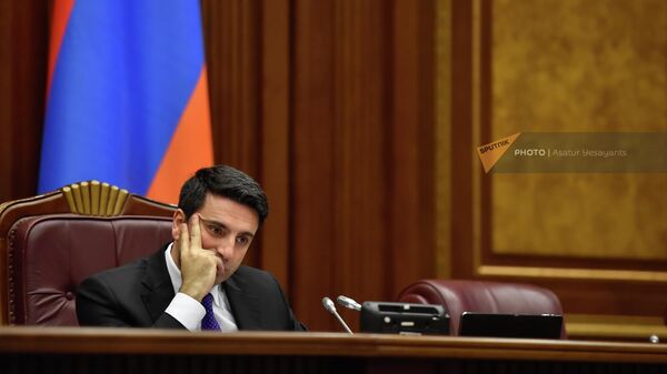 Спикер Национального собрания Ален Симонян слушает речь ремьер-министра во время правительственного часа в НС Армении (25 мая 2022). Еревaн - Sputnik Армения