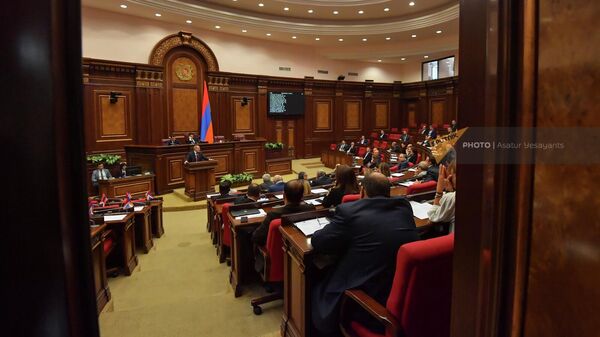 Премьер-министр Никол Пашинян отвечает на вопросы депутатов во время правительственного часа в Национальном собрании Армении (25 мая 2022). Еревaн - Sputnik Армения