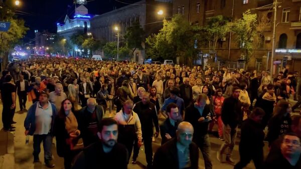 Участники оппозиционного шествия продолжают по ночному Еревану - Sputnik Արմենիա
