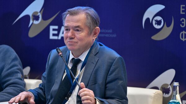 Член коллегии (министр) по интеграции и макроэкономике ЕЭК Сергей Глазьев участвует в дискуссии на Евразийском экономическом форуме (26 мая 2022). Бишкек - Sputnik Армения