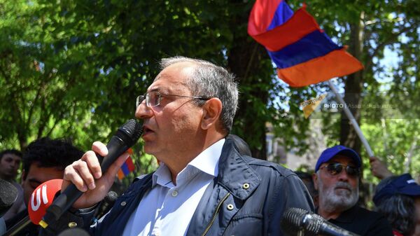 Оппозиция присоединилась к акции протеста родителей погибших в арцахской войне военнослужащий у Высшего суда (26 мая 2022). Еревaн - Sputnik Армения