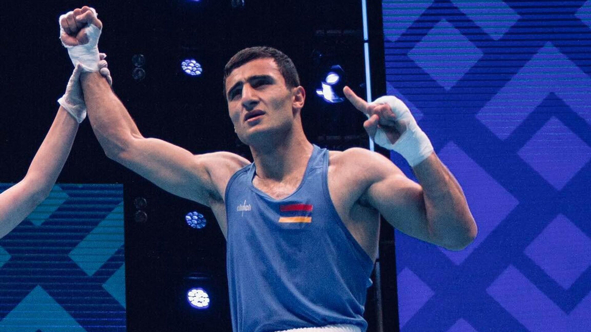 Гурген Мадоян празднует победу в 1/16 финала ЧЕ по боксу (26 мая 2022). Еревaн - Sputnik Армения, 1920, 26.05.2022