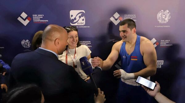 Артур Абахам поздравил Нарека Манасяна с победой в 1/8 финала ЧЕ по боксу (26 мая 2022). Еревaн - Sputnik Армения