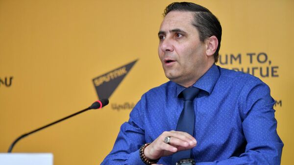 Арман Абовян во время пресс-конференции в мультимедийном пресс-центре Sputnik Армения (27 мая 2022). Еревaн - Sputnik Армения