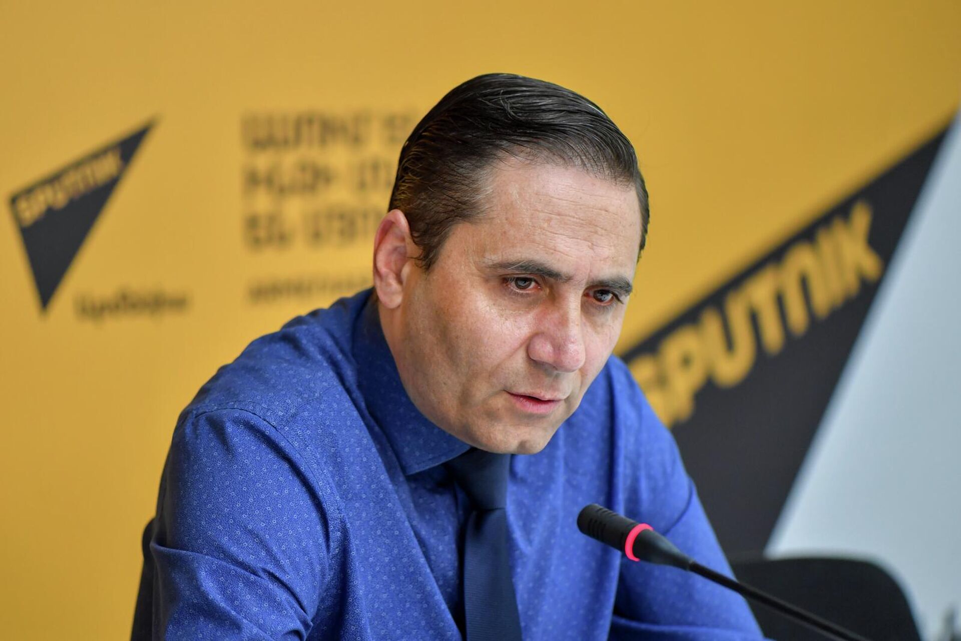 Арман Абовян во время пресс-конференции в мультимедийном пресс-центре Sputnik Армения (27 мая 2022). Еревaн - Sputnik Армения, 1920, 27.05.2022