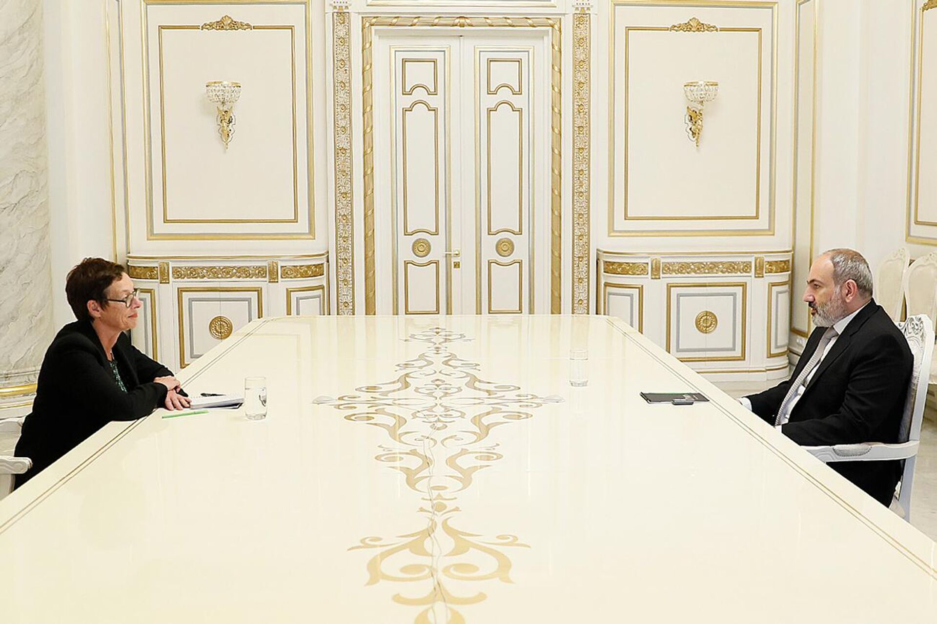 Премьер-министр Никол Пашинян принял Чрезвычайного и полномочного посла Франции Анн Луйо (27 мая 2022). Еревaн - Sputnik Армения, 1920, 27.05.2022