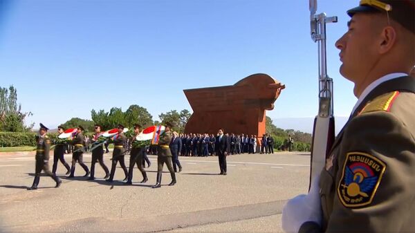 Высшее руководство страны в День Первой Республики Армении посетило мемориальный комплекс Сардарапат - Sputnik Армения