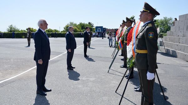 Президент, премьер-министр и председатель парламента Армении в мемориальном комплексе Сардарапат (28 мая 2022). Сардарапат - Sputnik Армения