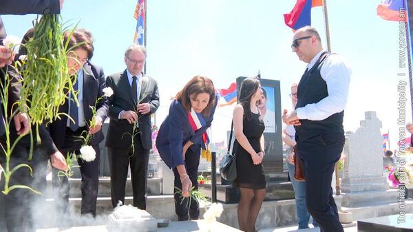Мэр Парижа Анн Идальго посетила военный пантеон Ераблур (28 мая 2022). Еревaн - Sputnik Армения