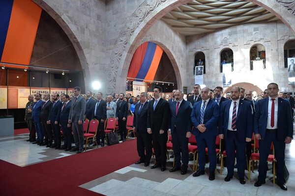 Президент Ваагн Хачатурян по случаю Дня Республики наградил группу военнослужащих и добровольцев министерства обороны медалями (28 мая 2022). Сардарапат - Sputnik Армения