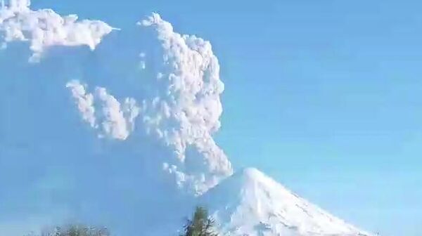 Камчатский вулкан Безымянный сегодня снова  выбросил столб пепла. На этот раз на высоту около 13 км - Sputnik Армения