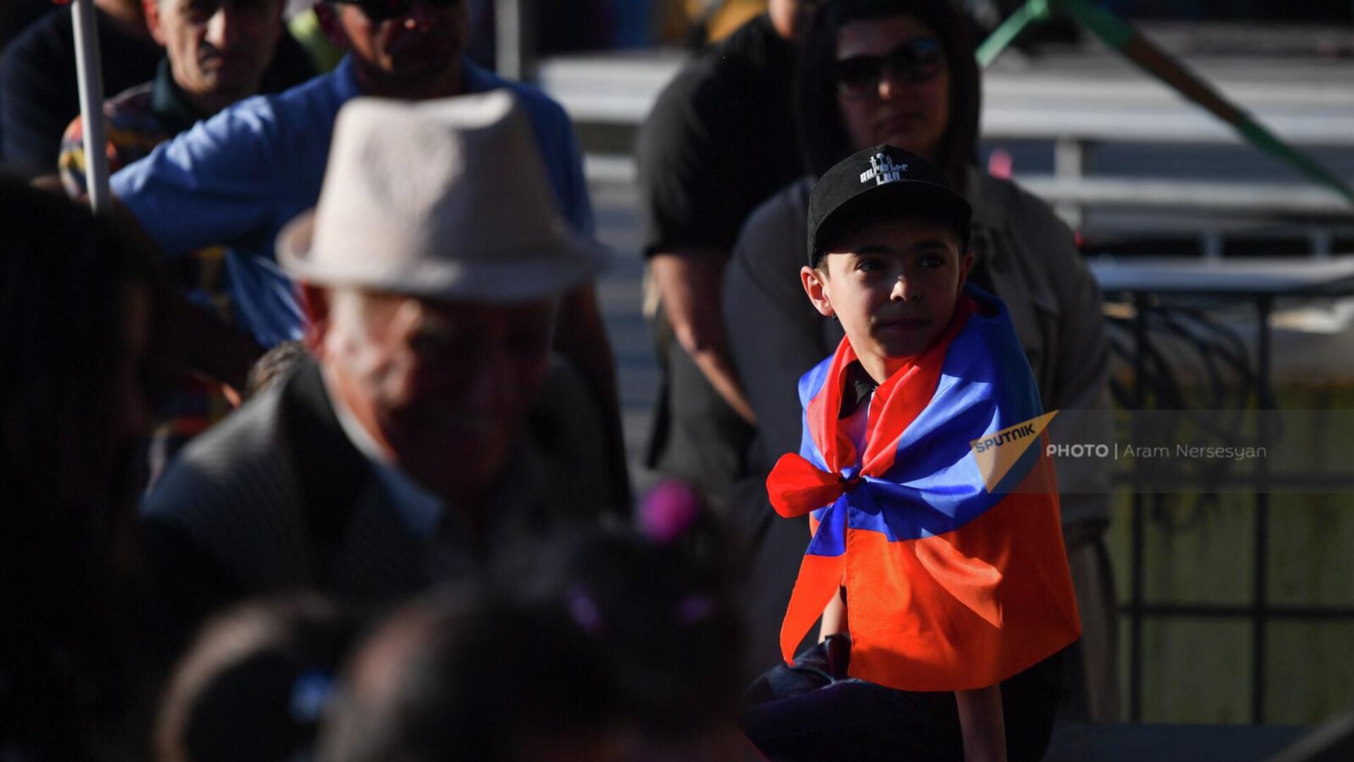 Мальчик с армянским флагом на плечах на митинге оппозиции на площади Франции (28 мая 2022). Еревaн - Sputnik Армения, 1920, 10.09.2022