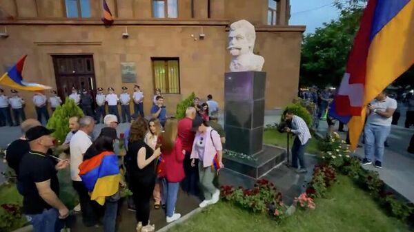 «Դիմադրություն» շարժման մասնակիցները ծաղիկներ խոնարհեցին Արամ Մանուկյանի արձանի մոտ - Sputnik Արմենիա