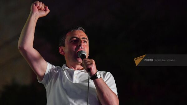 Ишхан Сагателян обращается к сторонникам во время шествия после митинга на площади Франции (28 мая 2022). Еревaн - Sputnik Արմենիա