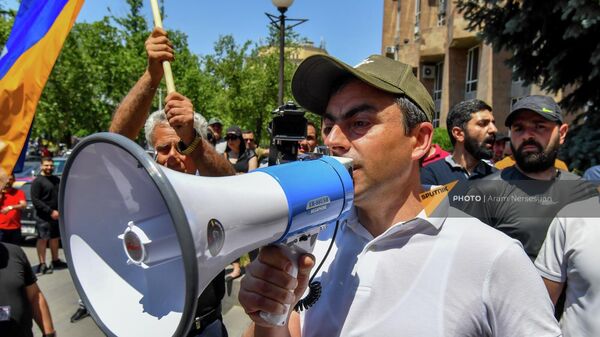 Ишхан Сагателян выступает во время акции протеста оппозиции (30 мая 2022). Еревaн - Sputnik Армения