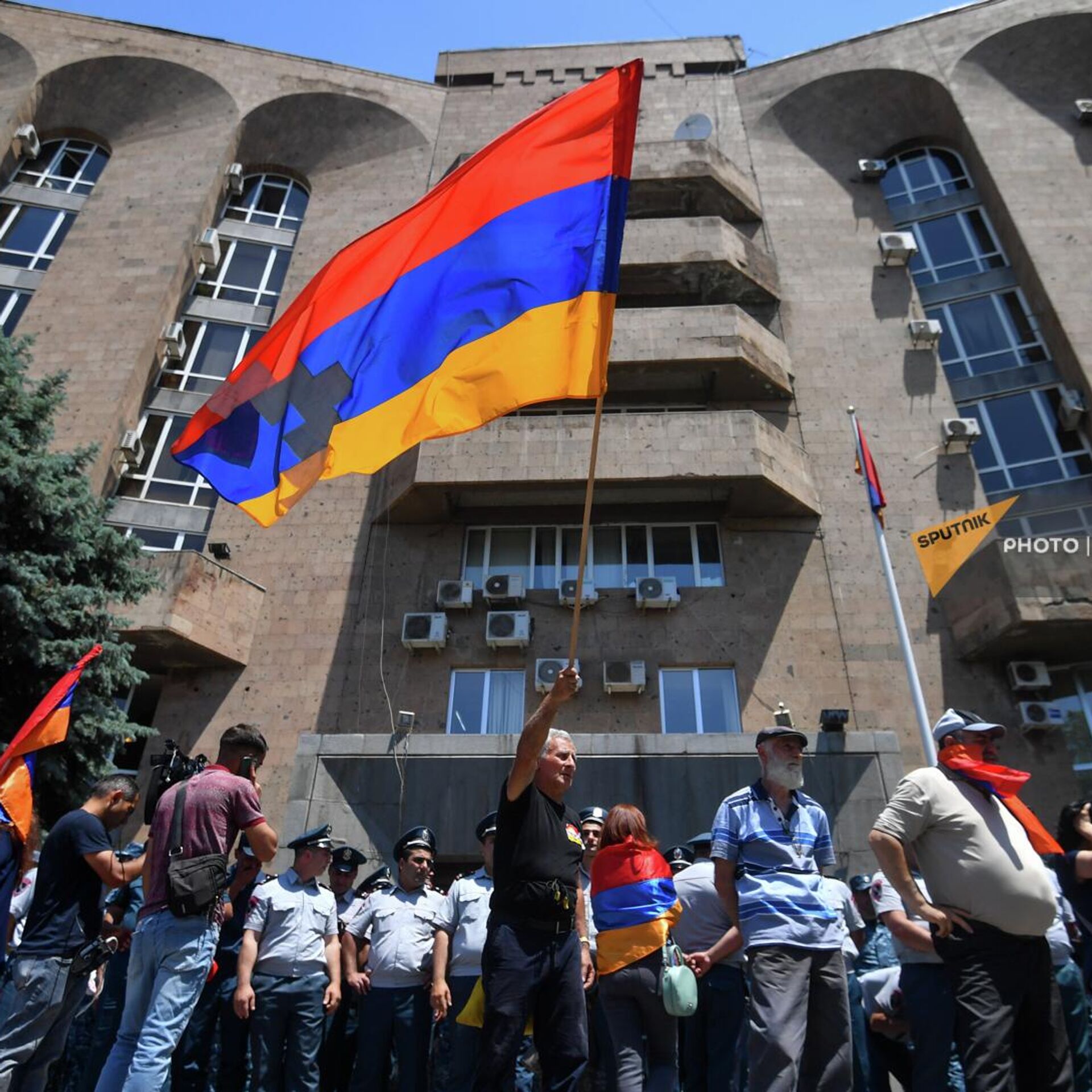 Последние новости армении сегодняшний. Здание правительства Армении в Ереване. Спутник Армения протесты в Армении 2022. Армения митинги оппозиции 2022. Флаг Армении на здании правительства.