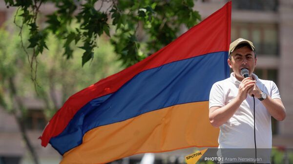 Ишхан Сагателян выступает на фоне флага во время акции протеста оппозиции (30 мая 2022). Еревaн - Sputnik Армения