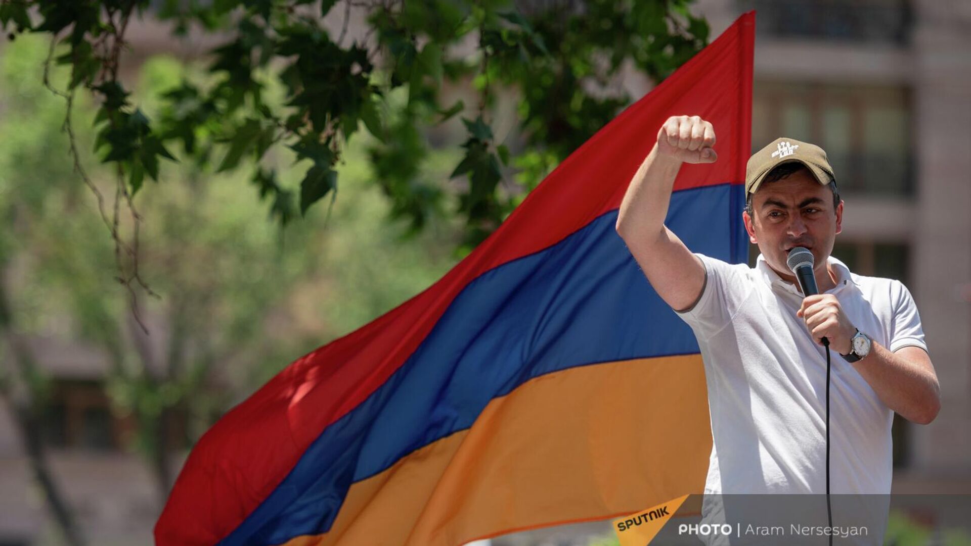 Ишхан Сагателян выступает на фоне флага во время акции протеста оппозиции (30 мая 2022). Еревaн - Sputnik Армения, 1920, 30.05.2022