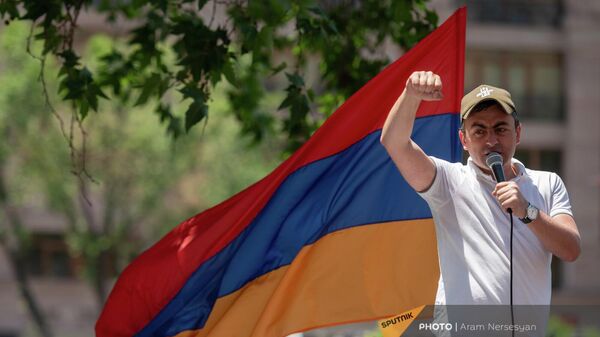 Ишхан Сагателян выступает на фоне флага во время акции протеста оппозиции (30 мая 2022). Еревaн - Sputnik Армения