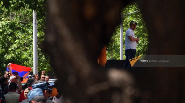 Ишхан Сагателян выступает в проеме дерева во время акции протеста оппозиции (30 мая 2022). Еревaн - Sputnik Армения