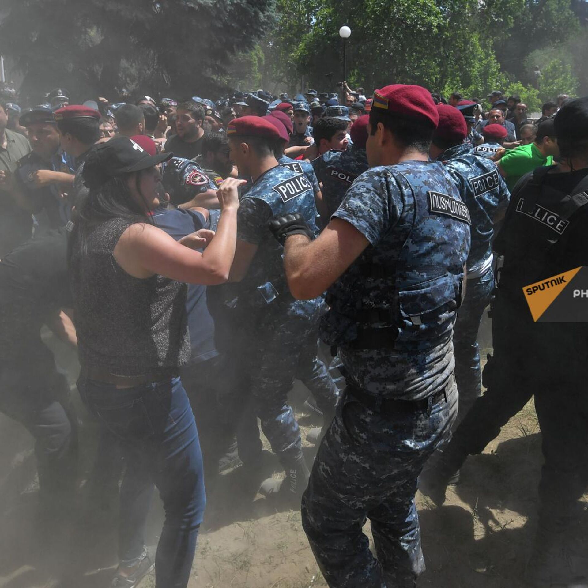 Последние новости армении сегодняшний. Беспорядки в Ереване. Протесты в Ереване. Массовые беспорядки полиция. Массовые протесты в России.