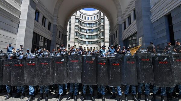 Сотрудники полиции заблокировали проход в правительственное здание (31 мая 2022). Еревaн - Sputnik Армения