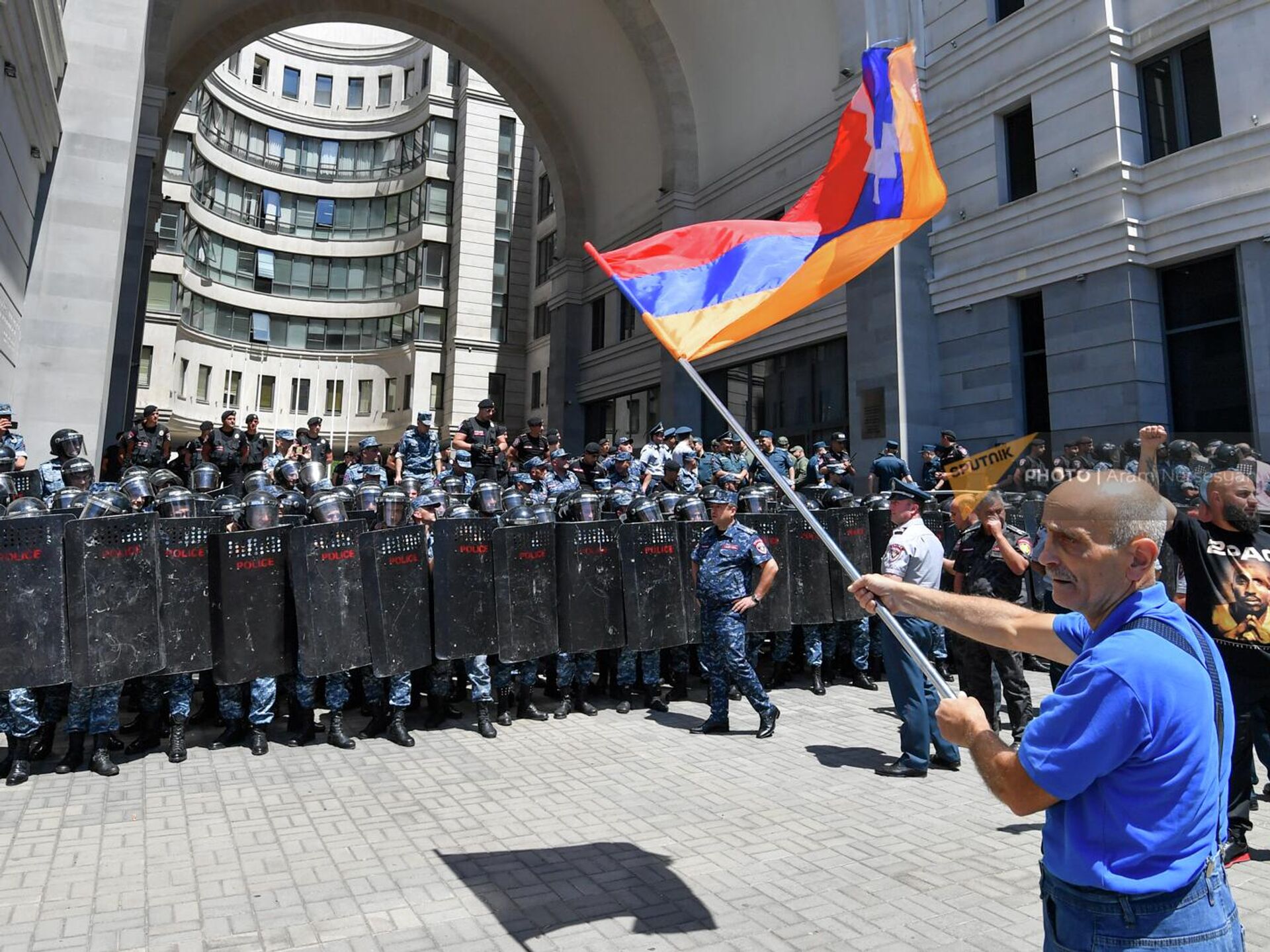 Ереван сегодня сейчас. Армения сегодня. Митинги в Ереване 2022. Армянская оппозиция флаг. Оппозиция в России сегодня.