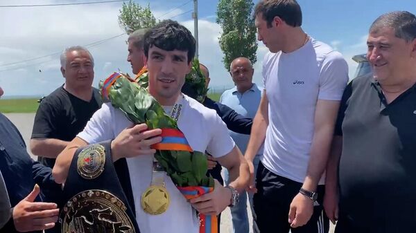 Գյումրիի մուտքի մոտ մեծ շուքով դիմավորեցին բռնցքամարտի Եվրոպայի եռակի չեմպիոն Հովհաննես Բաչկովին - Sputnik Արմենիա