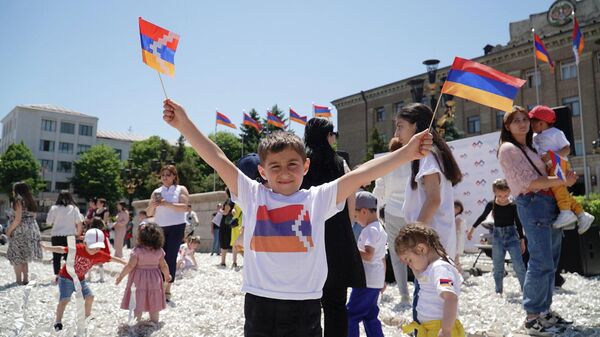 Мероприятие, посвященное детям и организованное в рамках сотрудничества офиса омбудсмена Арцаха и фонда Наследие и прогресс (1 июня 2022). Степанакерт - Sputnik Армения
