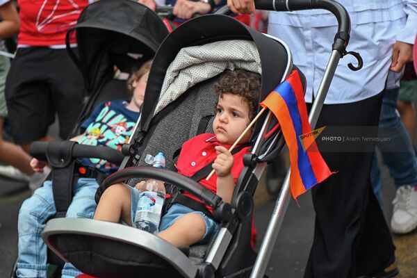 Ակցիային մասնակից փոքրիկը&#x60; ՀՀ դրոշը ձեռքին - Sputnik Արմենիա