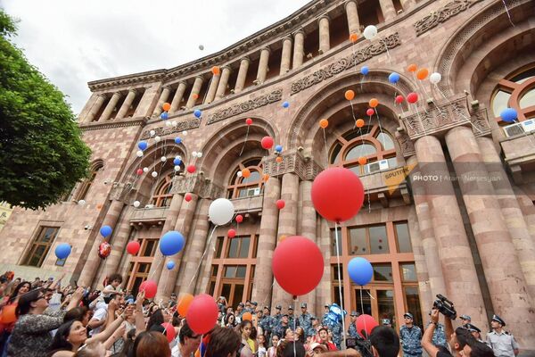 Яркие шарики для детей на площади Республики - Sputnik Армения