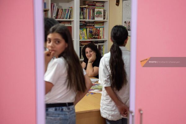 Основатель креативного центра “Дом солнца” Наирэ Погосян-Мелконян беседует с учениками центра - Sputnik Армения