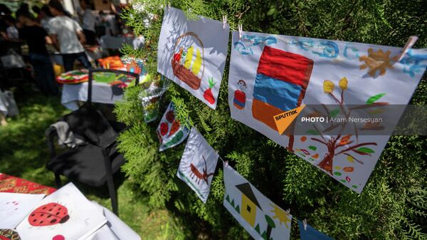 Выставка воспитанников 5 детдомов и 6 центров поддержки во дворе специализированного детского дома (1 июня 2022). Нор Харберд - Sputnik Армения