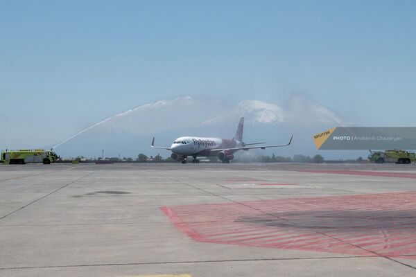 В аэропорту &quot;&quot;Звартноц&quot; приземлился самолет авиакомпании FlyArystan, выполнивший первый рейс из Алматы в Ереван (2 июня 2022). Еревaн - Sputnik Армения