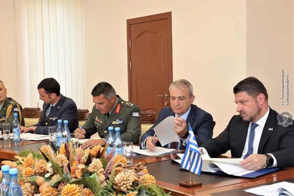 ՀՀ պաշտպանության նախարար Սուրեն Պապիկյանն ընդունել է Հունաստանի ազգային պաշտպանության նախարարի տեղակալ Նիկոս Խարդալիասի գլխավորած պատվիրակությանը - Sputnik Արմենիա