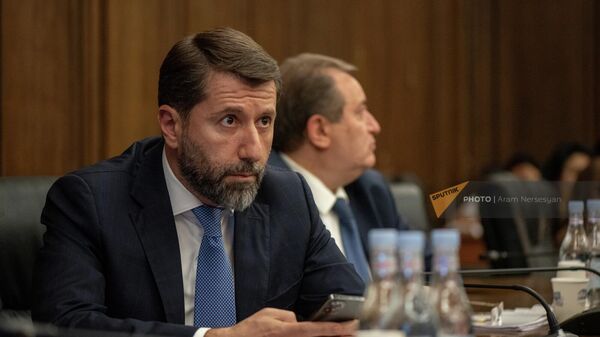 Министр юстиции Карен Андреасян на совместном заседании постоянных комиссий НС по государственно-правовым и финансово-кредитным и бюджетным вопросам по обсуждению показателей бюджетных ассигнований за предыдущий год (2 июня 2022). Еревaн - Sputnik Армения