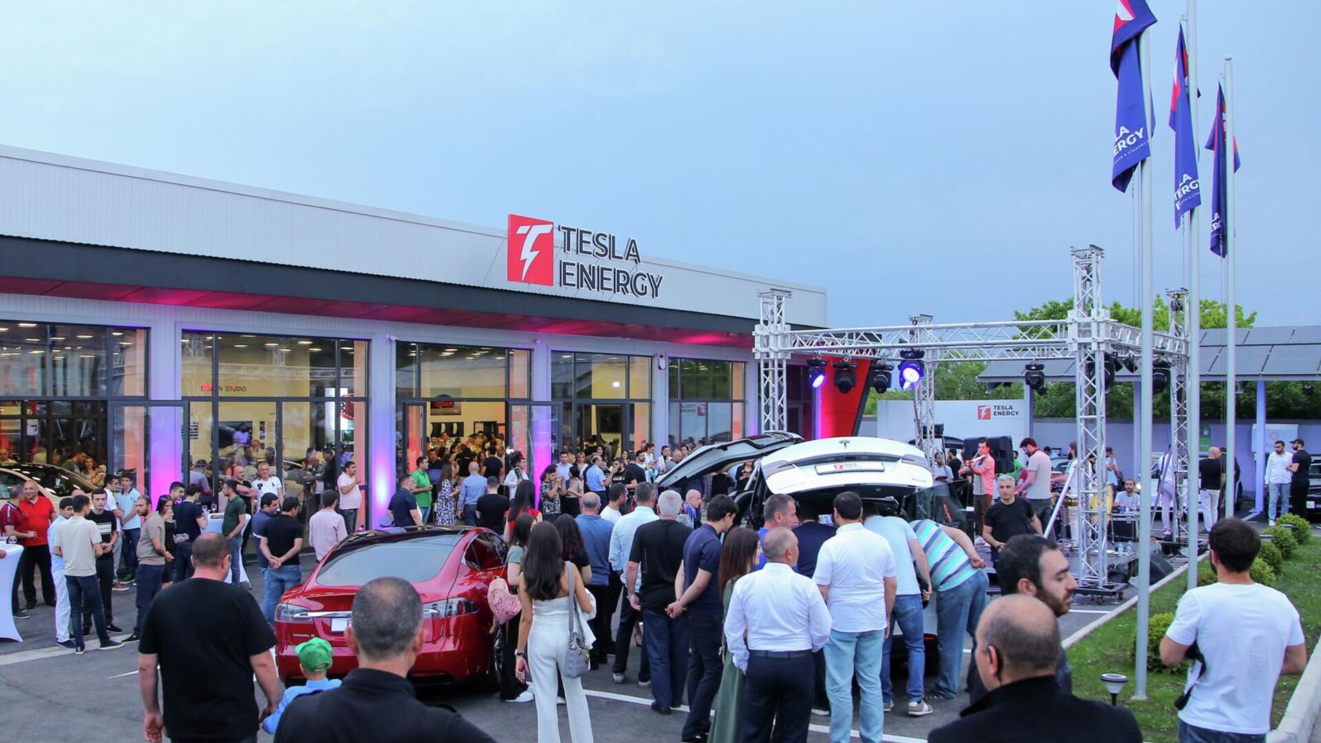 Церемония открытия автосалона Tesla в Армении (2 июня 2022). Еревaн - Sputnik Армения, 1920, 03.06.2022