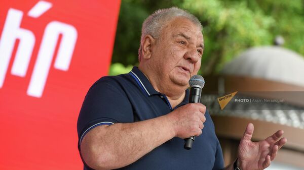 Юрий Хачатуров выступает с речью перед сторонниками на площади Франции (3 июня 2022). Еревaн - Sputnik Армения