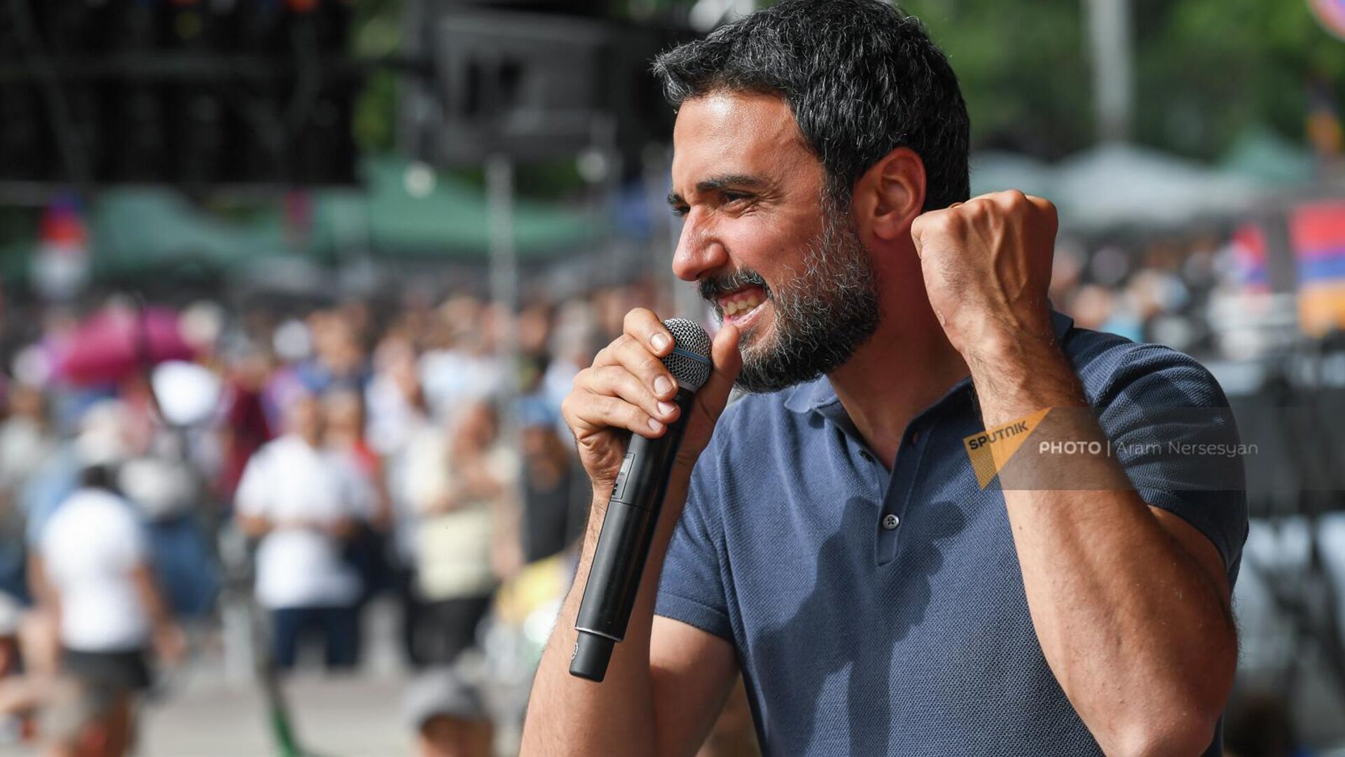 Арам Вардеванян выступает с речью перед сторонниками на площади Франции (3 июня 2022). Еревaн - Sputnik Армения, 1920, 03.06.2022