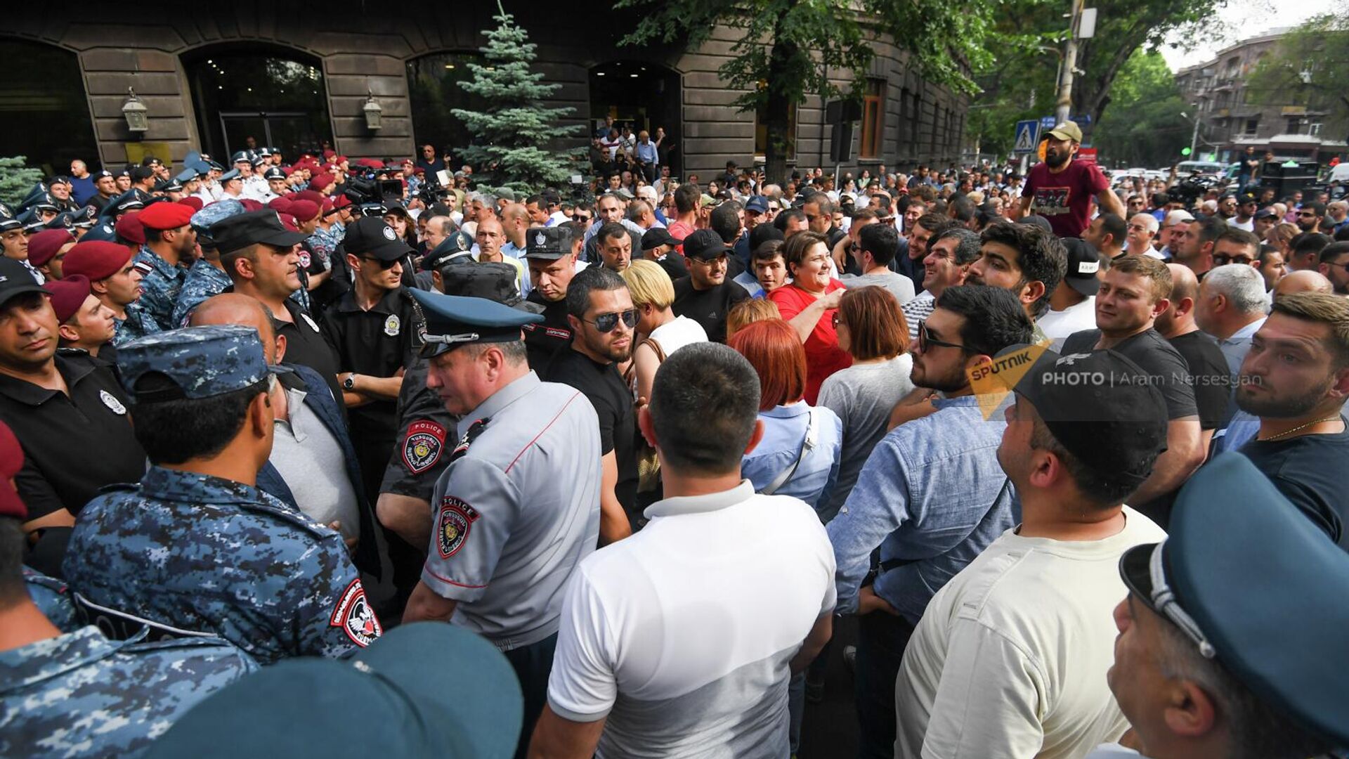 Участники шествия оппозиции остановились у Дома правительства (3 июня 2022). Еревaн - Sputnik Армения, 1920, 03.06.2022