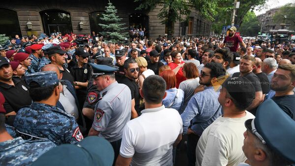 Участники шествия оппозиции остановились у Дома правительства (3 июня 2022). Еревaн - Sputnik Армения